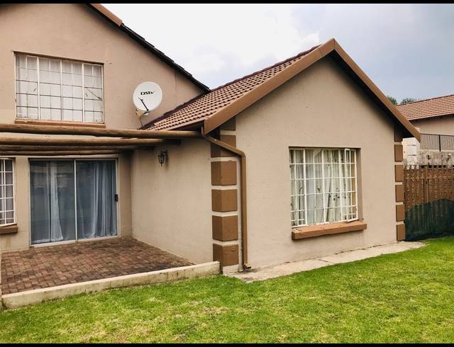 4 BEDROOM TOWNHOUSE FOR SALE IN SONNEVELD
